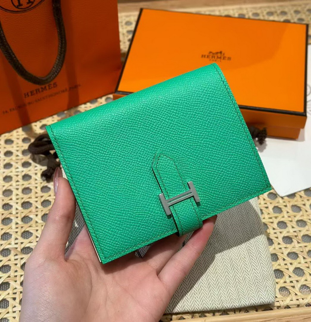 Hermes Bearn Compact Wallet Handmade In Epsom Calfskin Leather Silver Hardware OZ Comics OS Vert Fizz