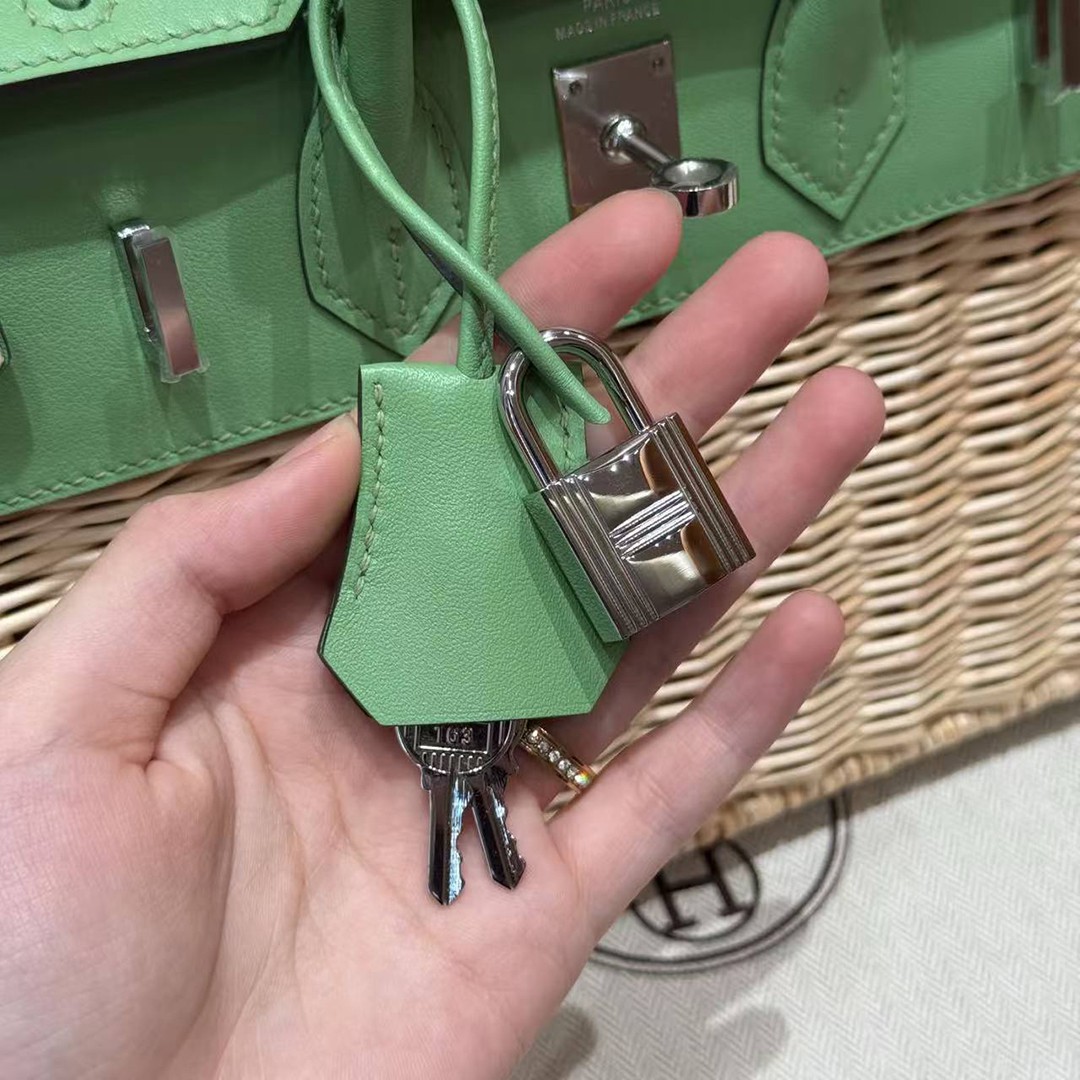 Hermes Birkin Picnic 25 Bag Handmade In Swift Calfskin Leather Silver Hardware 3i Vert Criquet - Image 3