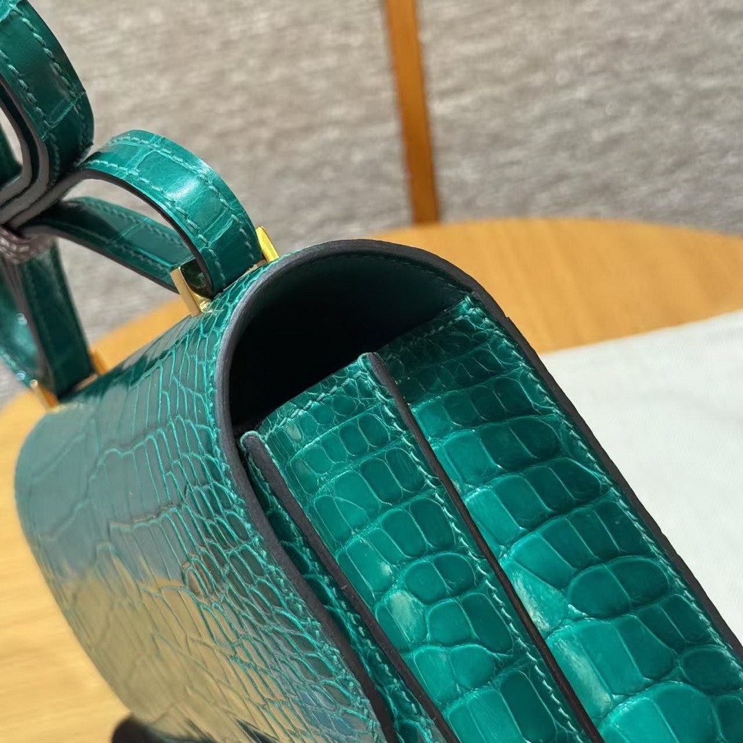 Hermes Constance 19 CM Bag Handmade In Bright Faced Alligator Leather from Mississippi Gold Hardware 6Q Vert Emeraude - Image 10