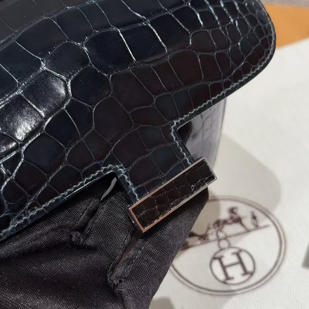 Hermes Constance 19 CM Bag Handmade In Bright Faced Alligator Leather from Mississippi Noir Hardware V0 Vert Rousseau 73 Blue Saphir - Image 13