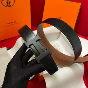 Constance Belt Buckle & Reversible Leather Strap 38 mm Box 135 and Togo Calfskin So Black Metal Finish Buckle Noir Gold - Image 4