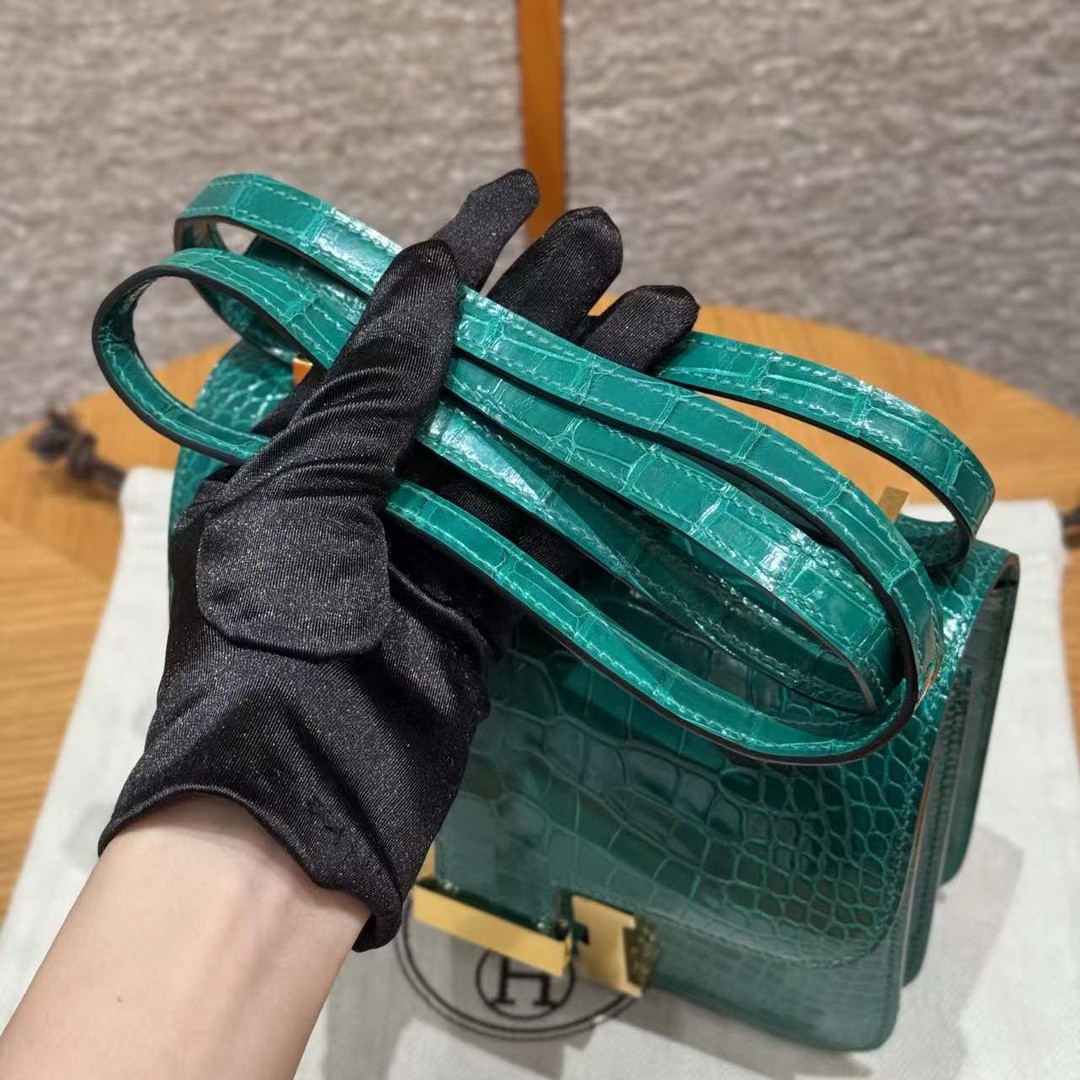 Hermes Constance 19 CM Bag Handmade In Bright Faced Alligator Leather from Mississippi Gold Hardware 6Q Vert Emeraude - Image 3