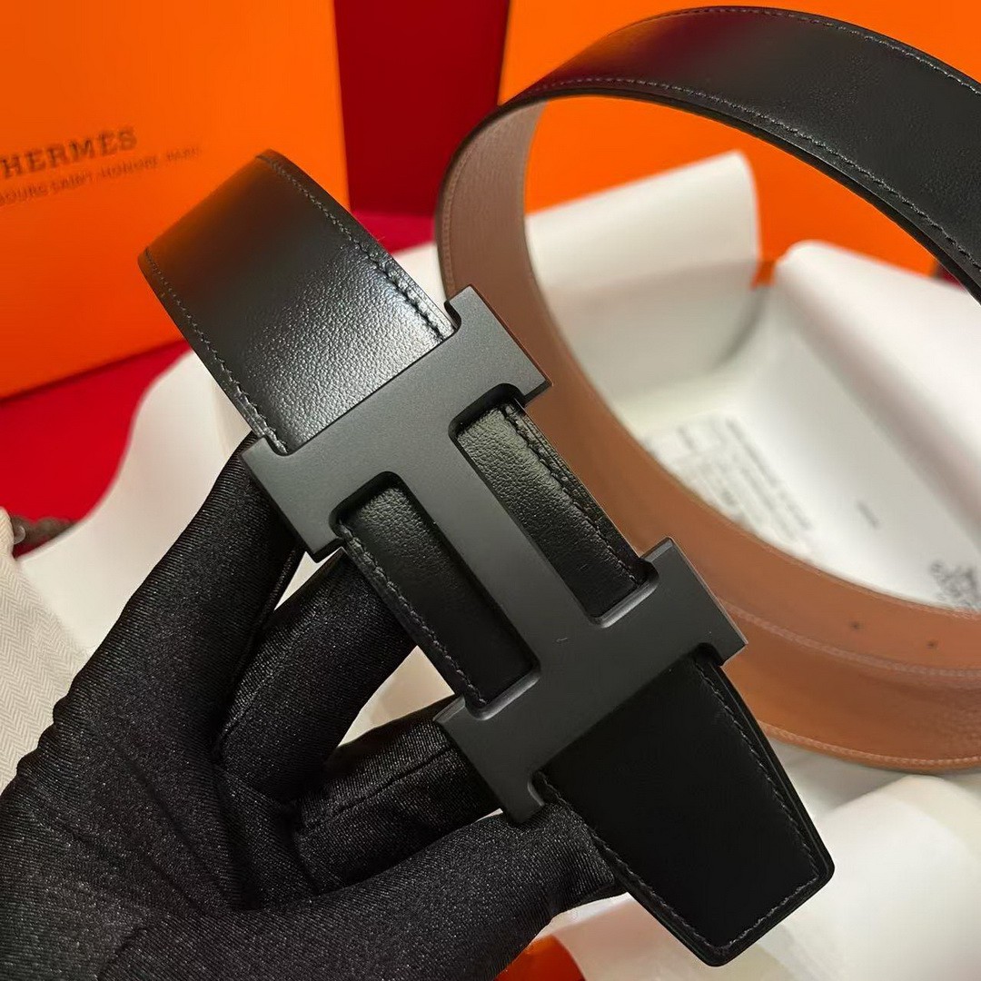 Constance Belt Buckle & Reversible Leather Strap 38 mm Box 135 and Togo Calfskin So Black Metal Finish Buckle Noir Gold - Image 3