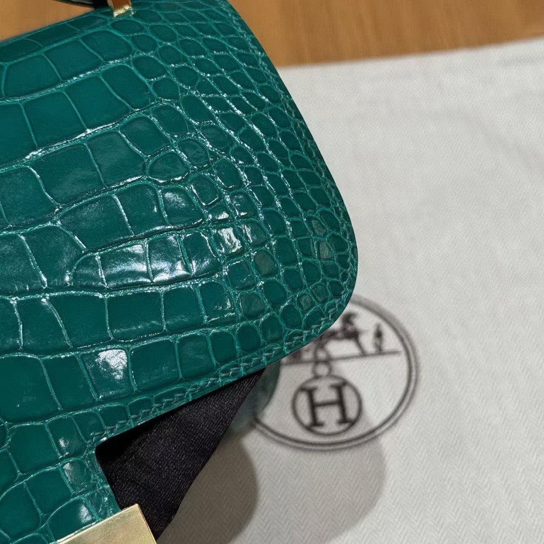 Hermes Constance 19 CM Bag Handmade In Bright Faced Alligator Leather from Mississippi Gold Hardware 6Q Vert Emeraude - Image 7