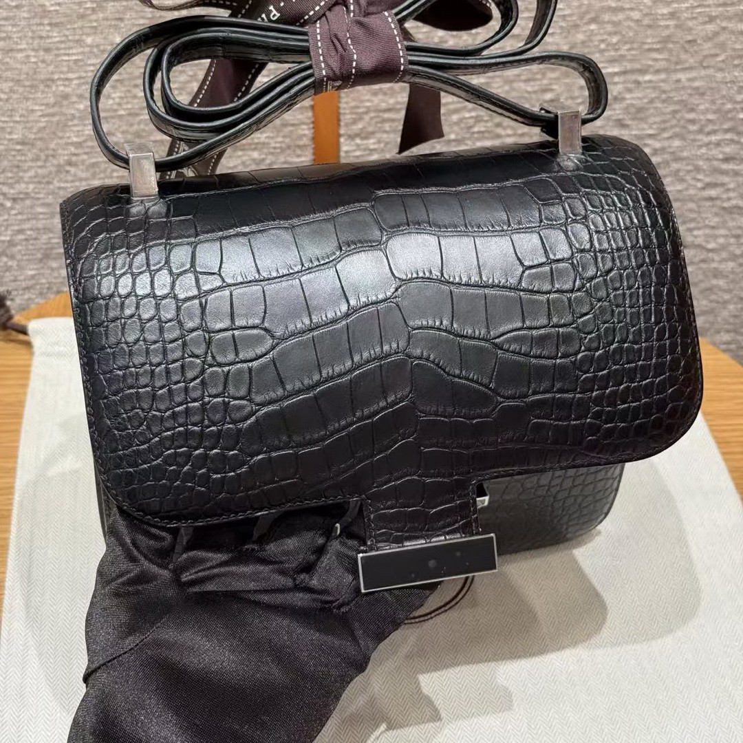 Hermes Constance 24 CM Bag Handmade In Matte Alligator Leather from Mississippi Black Enamel Fittings Hardware 89 Noir - Image 8