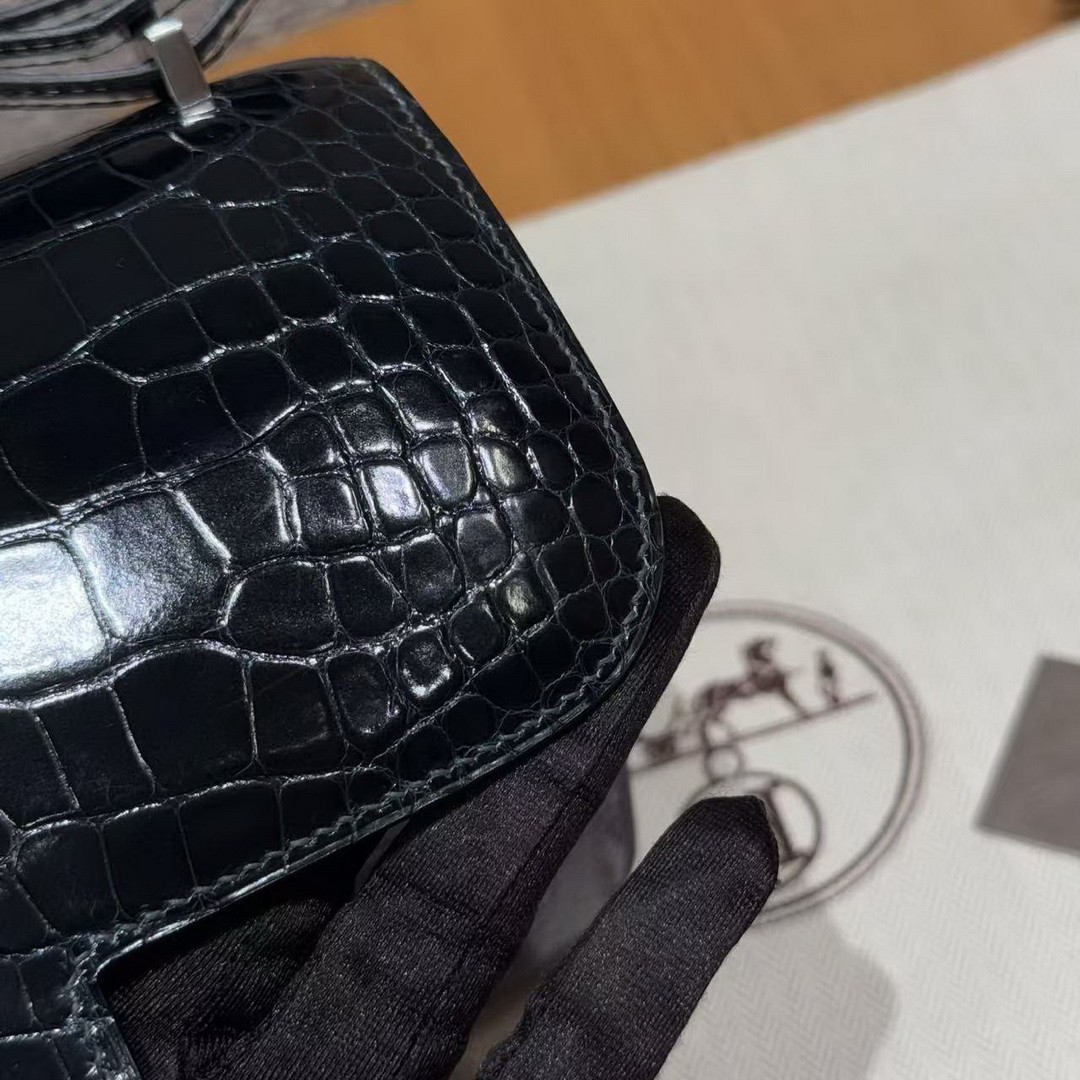Hermes Constance 19 CM Bag Handmade In Bright Faced Alligator Leather from Mississippi Noir Hardware V0 Vert Rousseau 73 Blue Saphir - Image 12