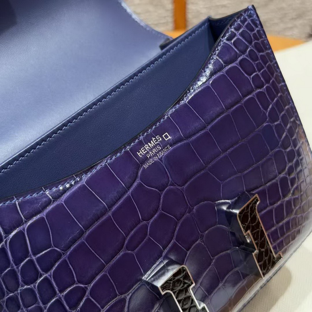 Hermes Constance 19 CM Bag Handmade In Bright Faced Alligator Leather from Mississippi Noir Hardware V0 Vert Rousseau 73 Blue Saphir - Image 17