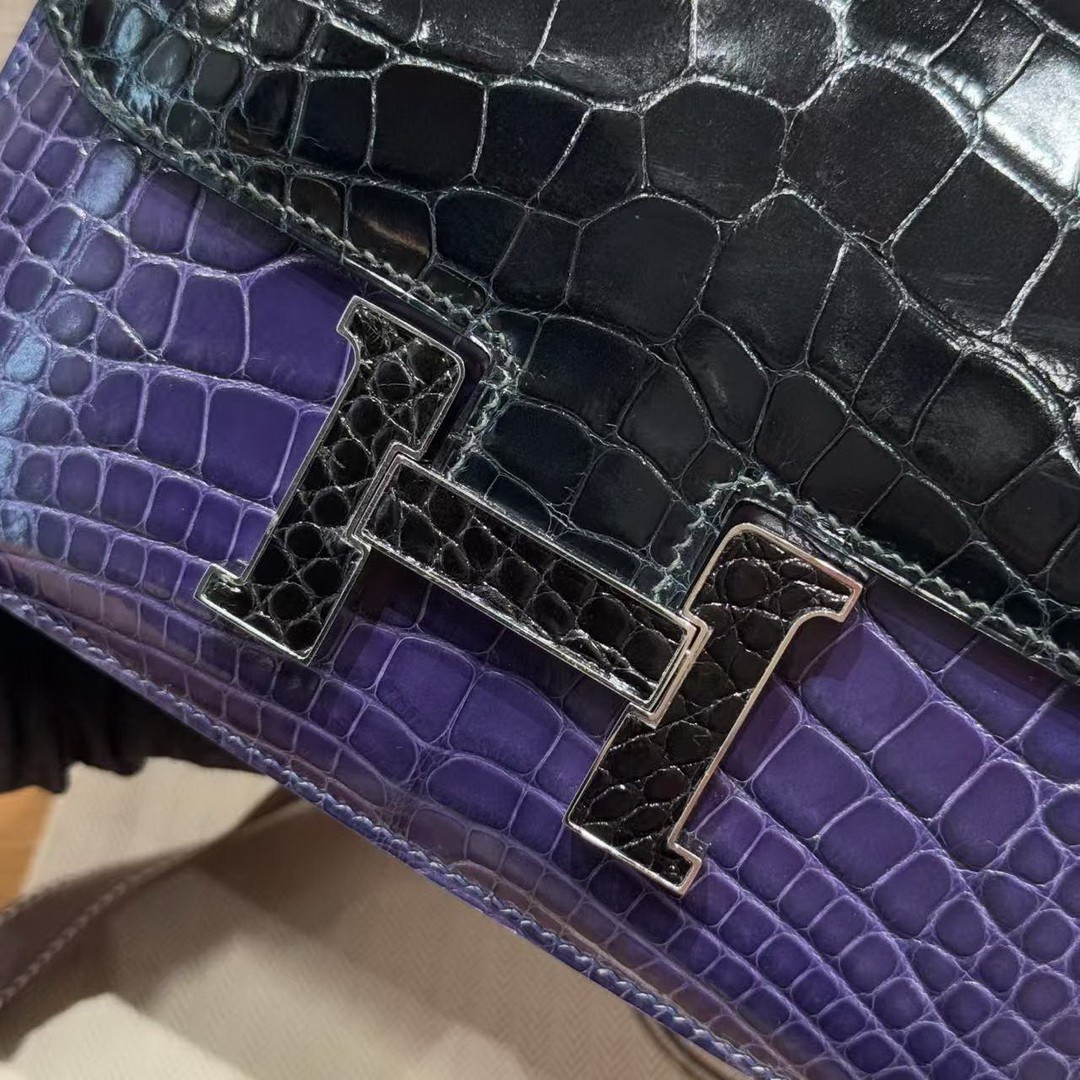 Hermes Constance 19 CM Bag Handmade In Bright Faced Alligator Leather from Mississippi Noir Hardware V0 Vert Rousseau 73 Blue Saphir - Image 6