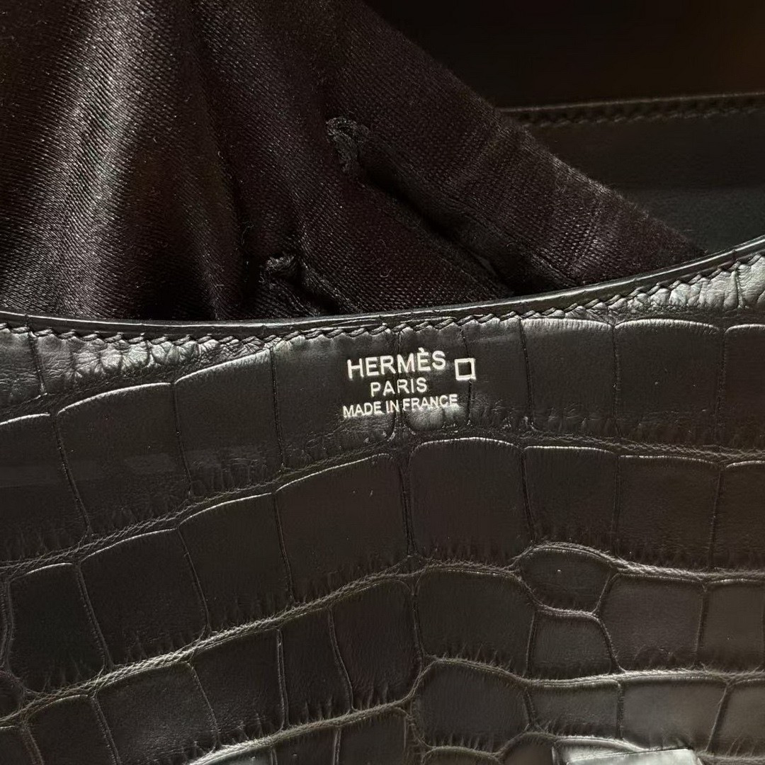 Hermes Constance 24 CM Bag Handmade In Matte Alligator Leather from Mississippi Black Enamel Fittings Hardware 89 Noir - Image 11