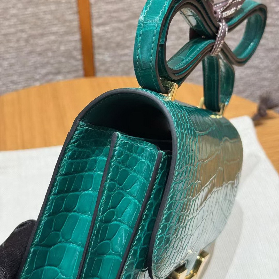 Hermes Constance 19 CM Bag Handmade In Bright Faced Alligator Leather from Mississippi Gold Hardware 6Q Vert Emeraude - Image 9