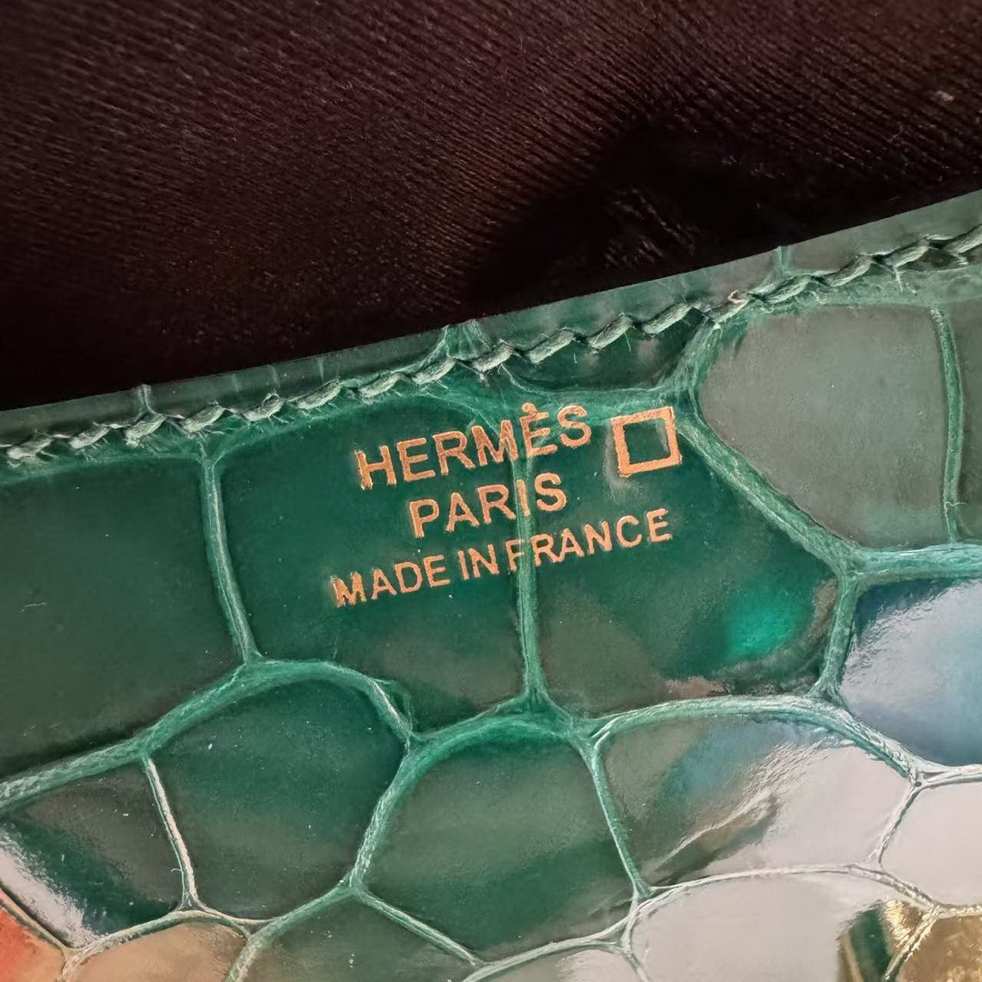 Hermes Constance 19 CM Bag Handmade In Bright Faced Alligator Leather from Mississippi Gold Hardware 6Q Vert Emeraude - Image 15