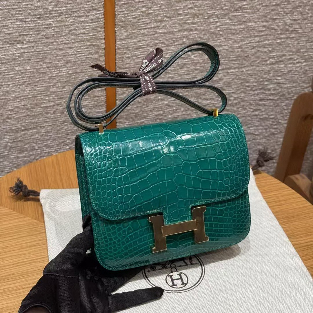 Hermes Constance 19 CM Bag Handmade In Bright Faced Alligator Leather from Mississippi Gold Hardware 6Q Vert Emeraude
