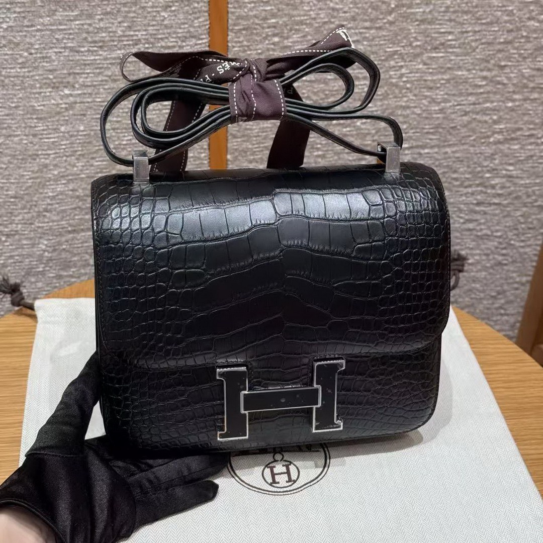 Hermes Constance 24 CM Bag Handmade In Matte Alligator Leather from Mississippi Black Enamel Fittings Hardware 89 Noir