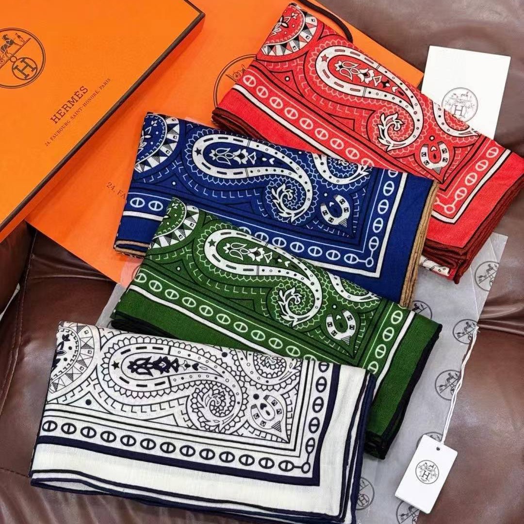 Hermes Cheval de Coeur Bandana Shawl 140 70% Cashmere 30% Silk H244259S 05 - Image 2