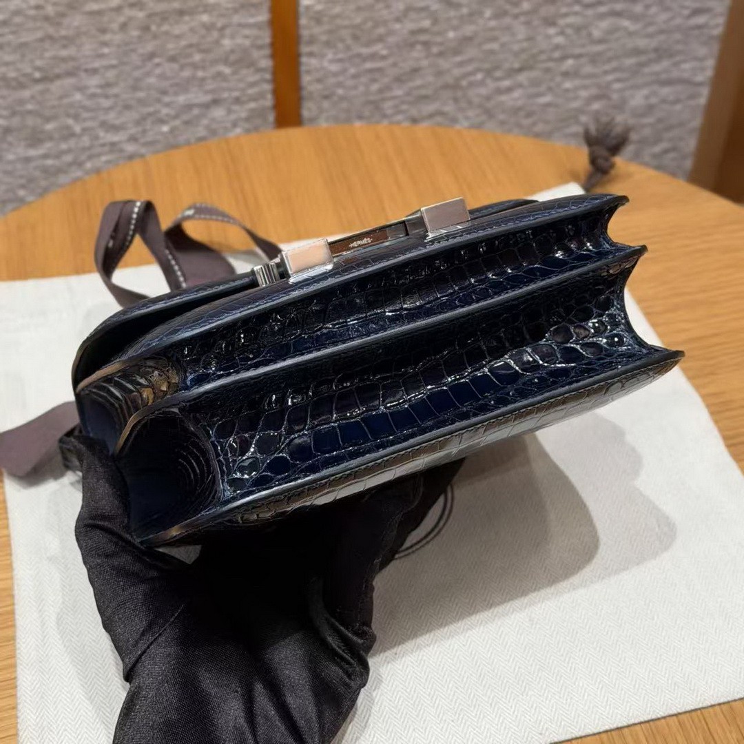 Hermes Constance 19 CM Bag Handmade In Alligator Leather from Mississippi Silver Hardware 78 Bleu Marine - Image 14