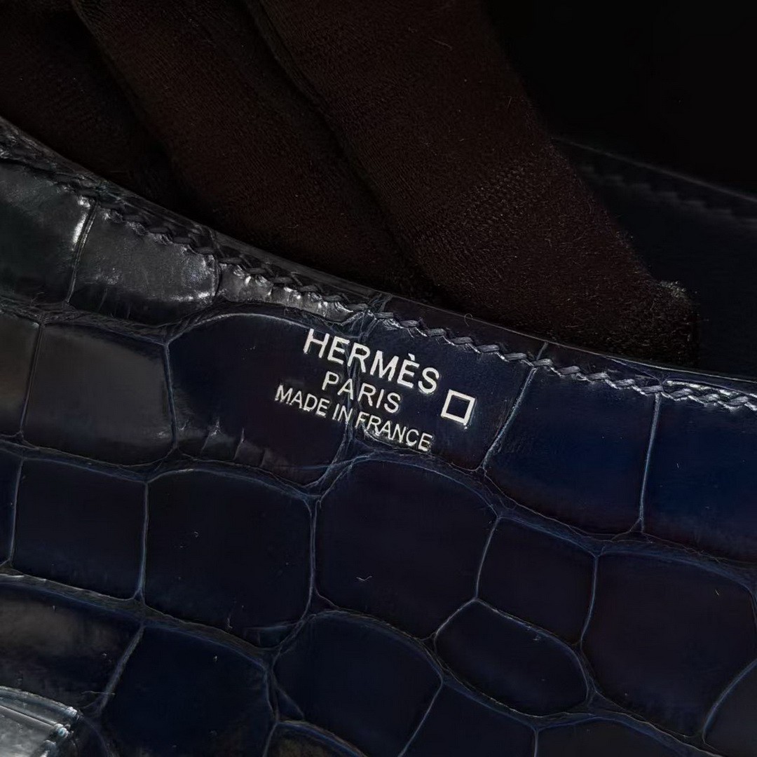 Hermes Constance 19 CM Bag Handmade In Alligator Leather from Mississippi Silver Hardware 78 Bleu Marine - Image 11