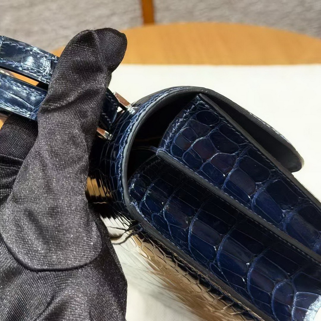 Hermes Constance 19 CM Bag Handmade In Alligator Leather from Mississippi Silver Hardware 78 Bleu Marine - Image 5