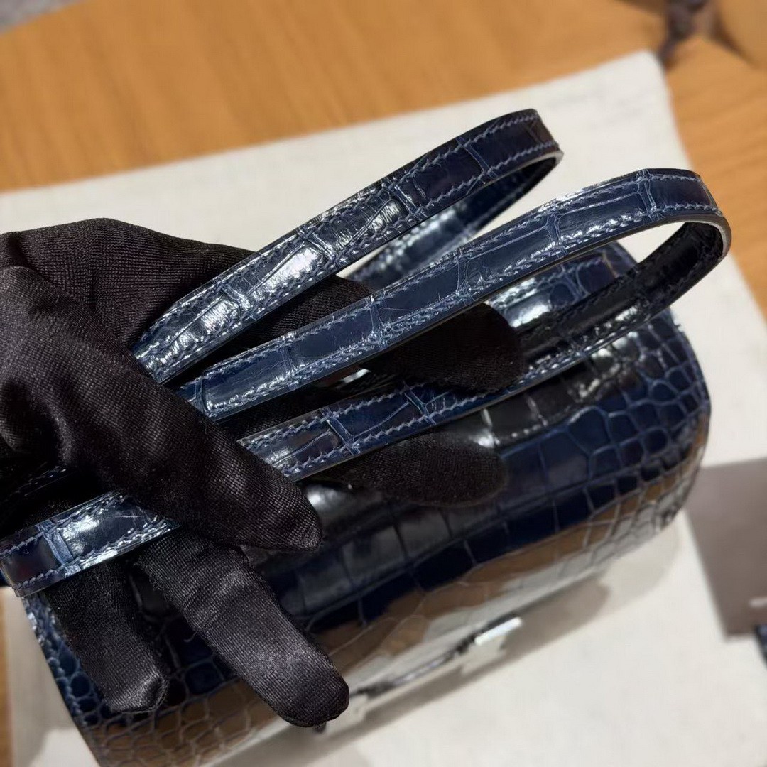 Hermes Constance 19 CM Bag Handmade In Alligator Leather from Mississippi Silver Hardware 78 Bleu Marine - Image 4