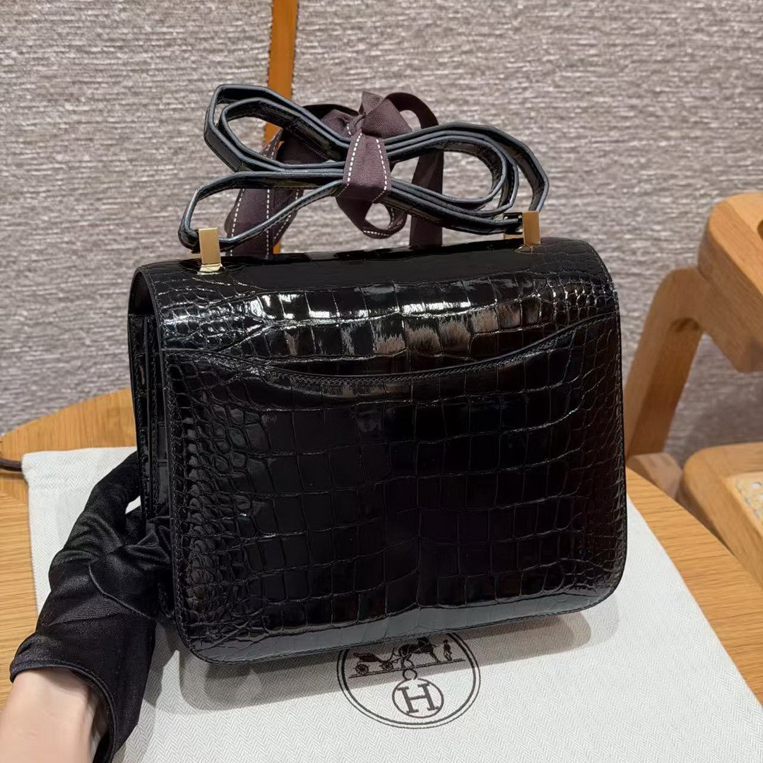Hermes Constance 24 CM Bag Handmade In Alligator Leather from Mississippi Gold Hardware 89 Noir - Image 2
