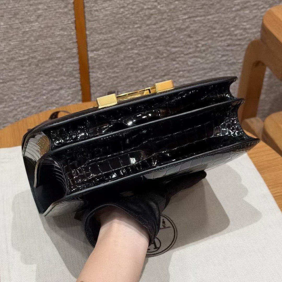 Hermes Constance 24 CM Bag Handmade In Alligator Leather from Mississippi Gold Hardware 89 Noir - Image 16