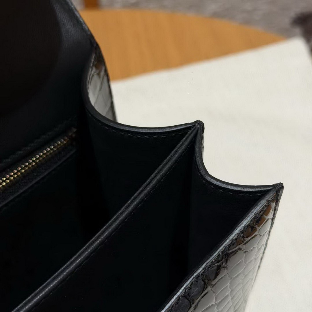 Hermes Constance 24 CM Bag Handmade In Alligator Leather from Mississippi Gold Hardware 89 Noir - Image 6