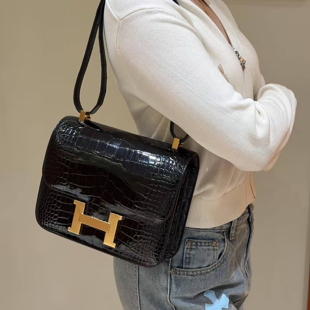 Hermes Constance 24 CM Bag Handmade In Alligator Leather from Mississippi Gold Hardware 89 Noir - Image 3