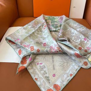 Hermes Dans les Bras de Selene Scarf 90 100% Silk H004284S 07 - Image 9