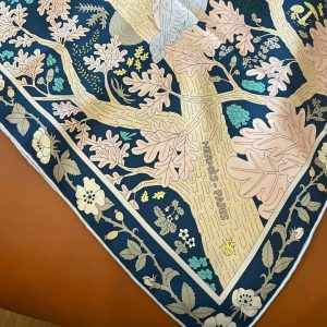 Hermes Dans les Bras de Selene Scarf 90 100% Silk H004284S 07 - Image 5