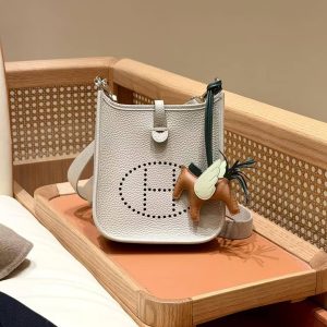 Hermes Evelyne 16 CM Bag Handmade In Taurillon Clemence Leather Silver Hardware 8L Beton - Image 4