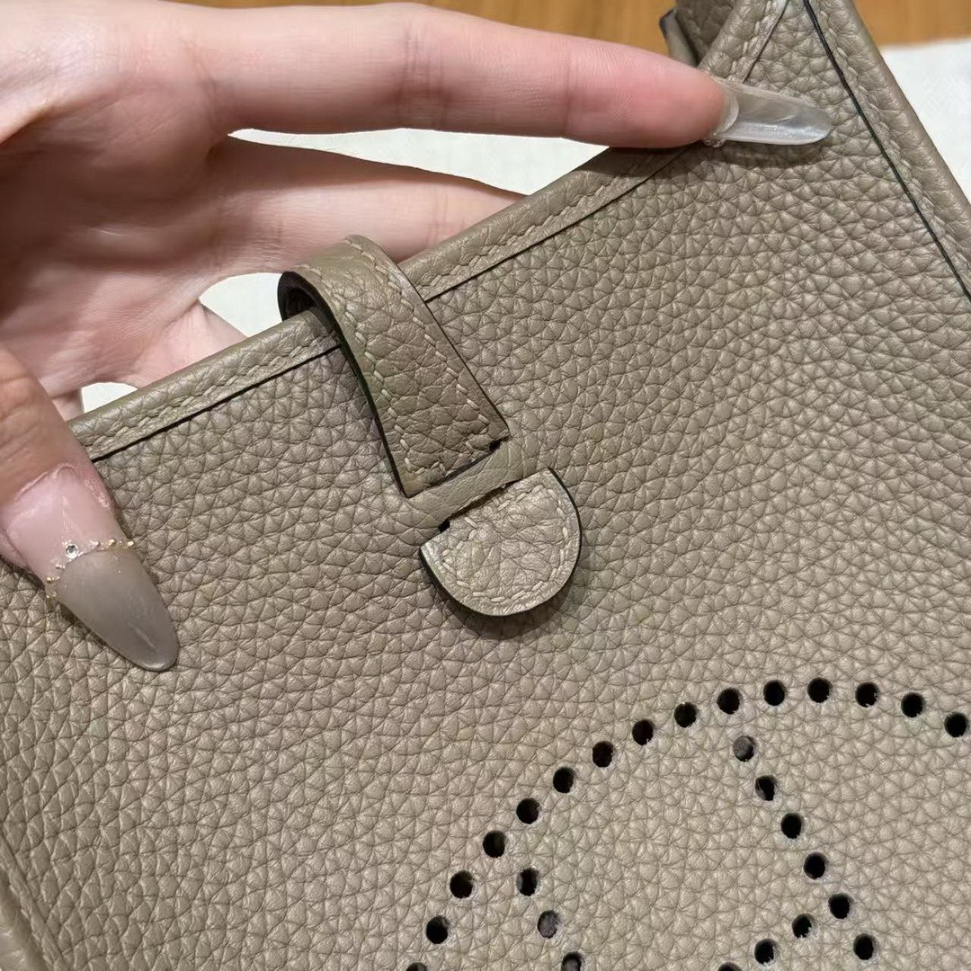 Hermes Evelyne 16 CM Bag Handmade In Taurillon Clemence Leather Gold Hardware 8Q Beige Marfa - Image 17