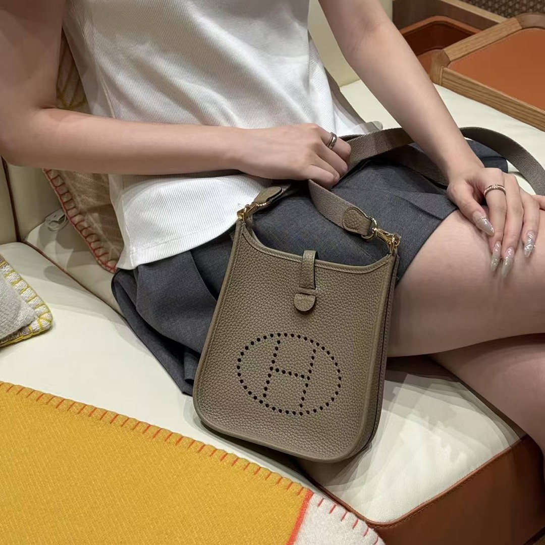Hermes Evelyne 16 CM Bag Handmade In Taurillon Clemence Leather Gold Hardware 8Q Beige Marfa - Image 5