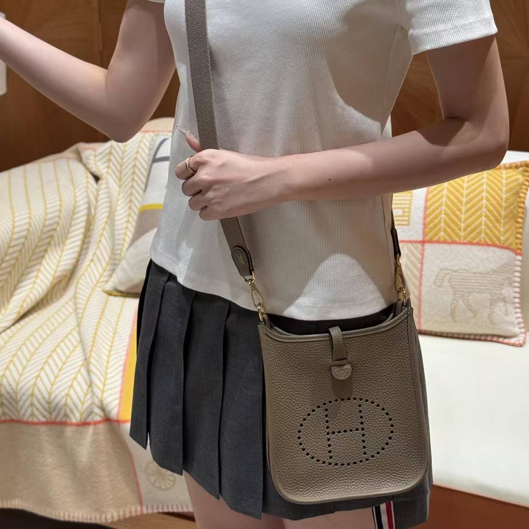 Hermes Evelyne 16 CM Bag Handmade In Taurillon Clemence Leather Gold Hardware 8Q Beige Marfa - Image 4
