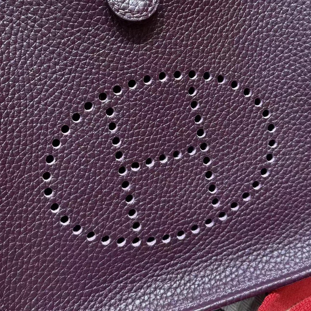 Hermes Evelyne 16 CM Bag Handmade In Taurillon Clemence Leather Gold Hardware N5 Cassis - Image 12