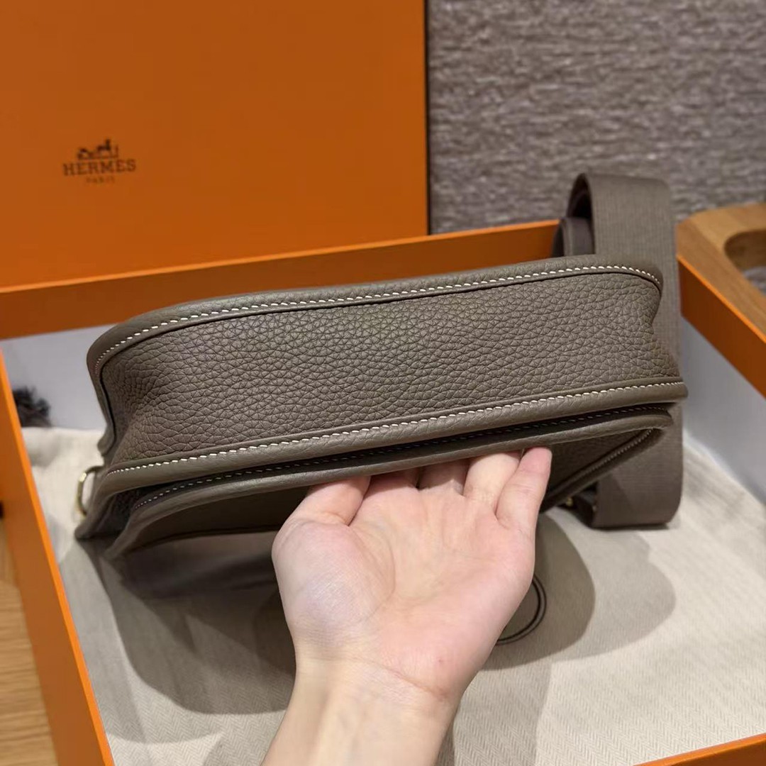 Hermes Evelyne 23 CM Bag Handmade In Taurillon Clemence Leather Gold Hardware 18 Etoupe - Image 19
