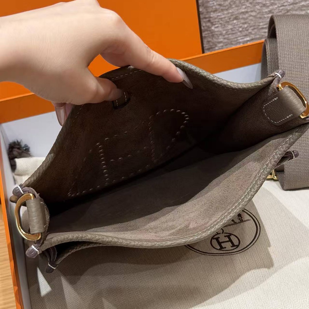 Hermes Evelyne 23 CM Bag Handmade In Taurillon Clemence Leather Gold Hardware 18 Etoupe - Image 18