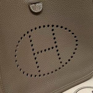 Hermes Evelyne 23 CM Bag Handmade In Taurillon Clemence Leather Gold Hardware 18 Etoupe - Image 15