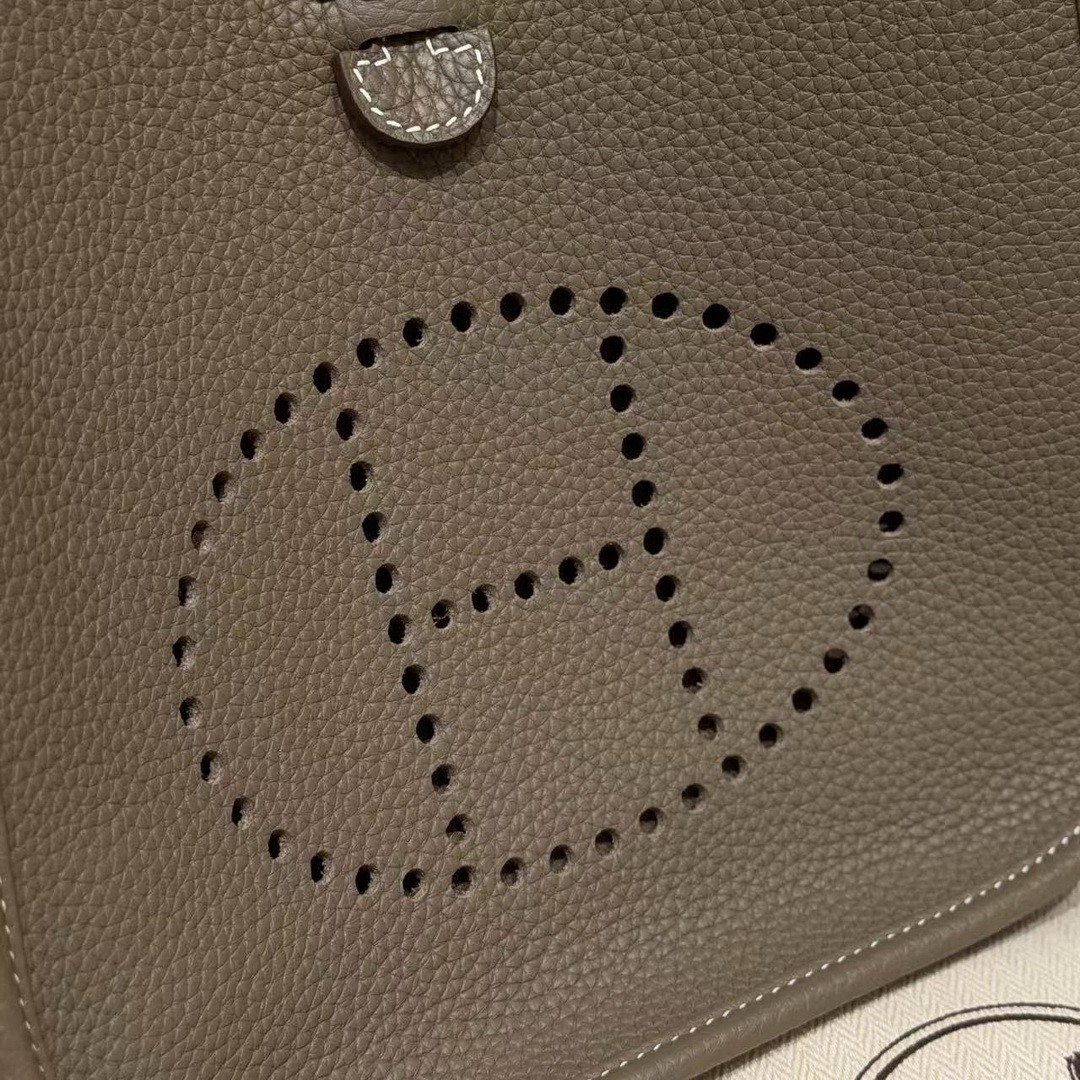 Hermes Evelyne 23 CM Bag Handmade In Taurillon Clemence Leather Gold Hardware 18 Etoupe - Image 15