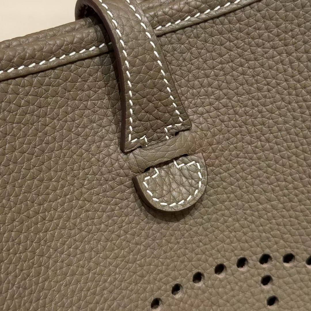 Hermes Evelyne 23 CM Bag Handmade In Taurillon Clemence Leather Gold Hardware 18 Etoupe - Image 14