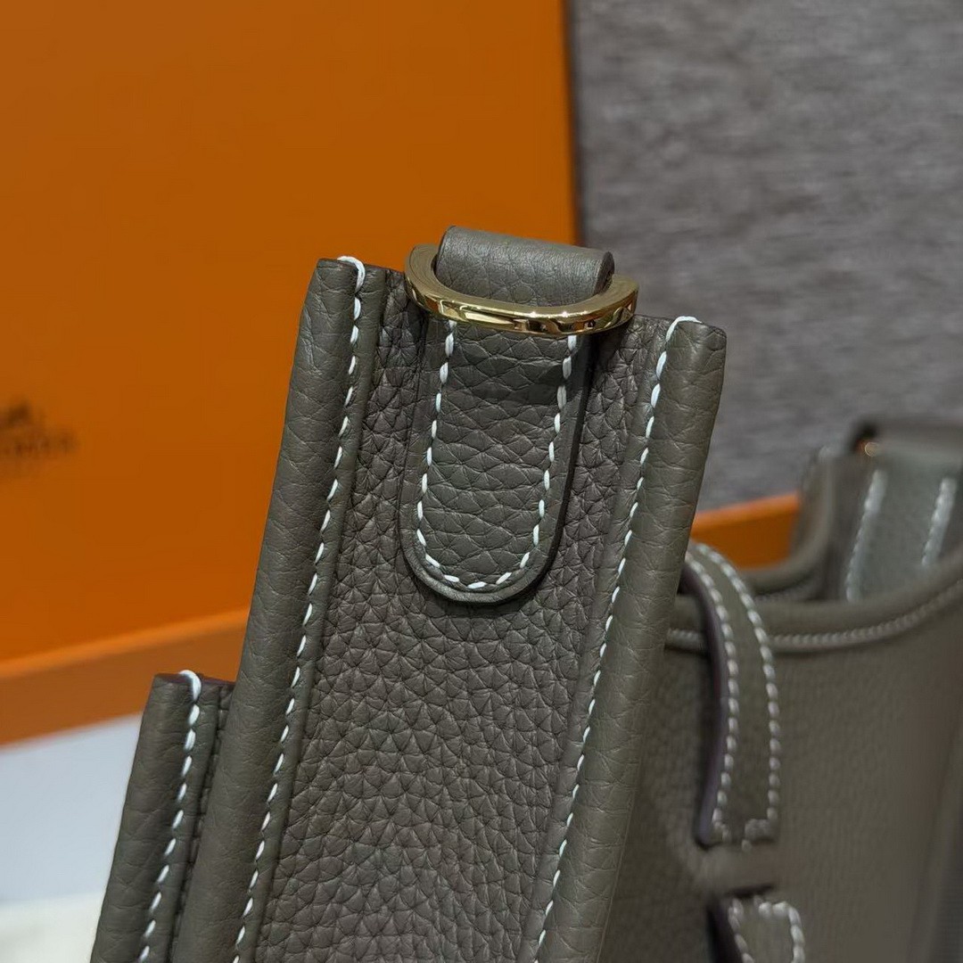 Hermes Evelyne 23 CM Bag Handmade In Taurillon Clemence Leather Gold Hardware 18 Etoupe - Image 7