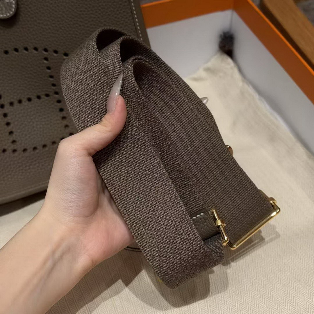Hermes Evelyne 23 CM Bag Handmade In Taurillon Clemence Leather Gold Hardware 18 Etoupe - Image 6