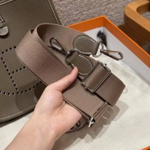 Hermes Evelyne 23 CM Bag Handmade In Taurillon Clemence Leather Silver Hardware 18 Etoupe - Image 4