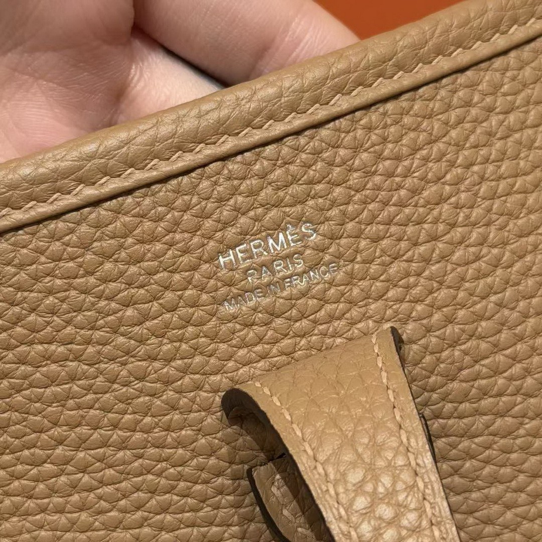 Hermes Evelyne 23 CM Bag Handmade In Taurillon Clemence Leather Silver Hardware 4B Biscuit - Image 17