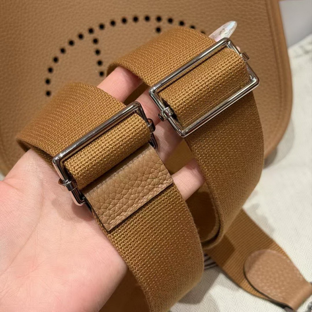 Hermes Evelyne 23 CM Bag Handmade In Taurillon Clemence Leather Silver Hardware 4B Biscuit - Image 4
