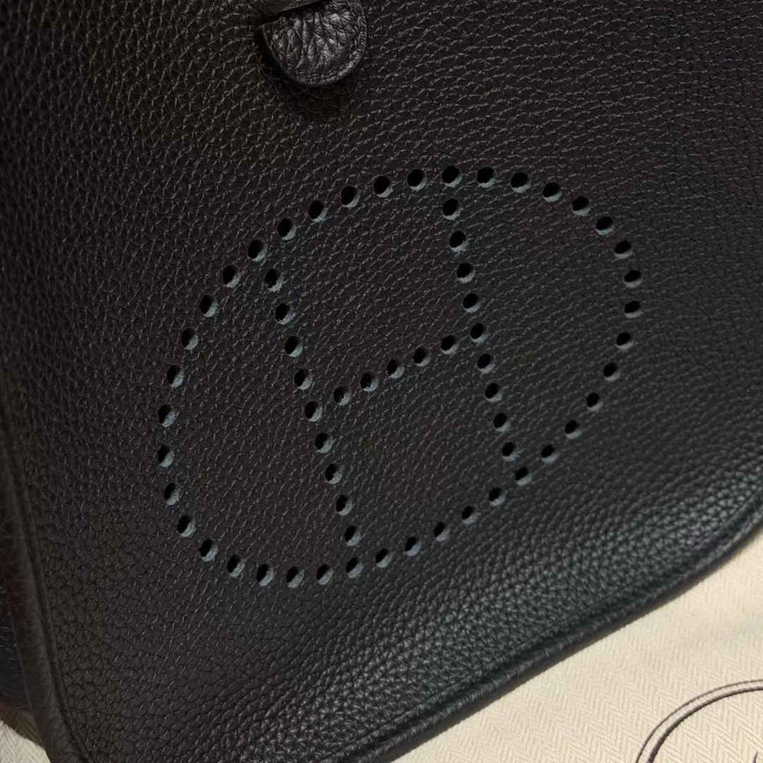 Hermes Evelyne 23 CM Bag Handmade In Taurillon Clemence Leather Gold Hardware 89 Noir - Image 13