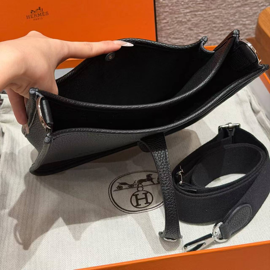 Hermes Evelyne 23 CM Bag Handmade In Taurillon Clemence Leather Silver Hardware 89 Noir - Image 13