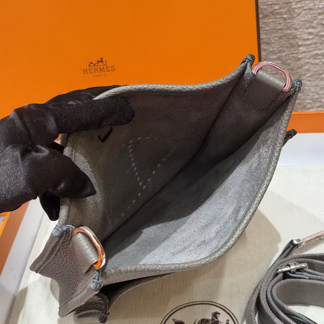 Hermes Evelyne 23 CM Bag Handmade In Taurillon Clemence Leather Silver Hardware 8F Etain - Image 8