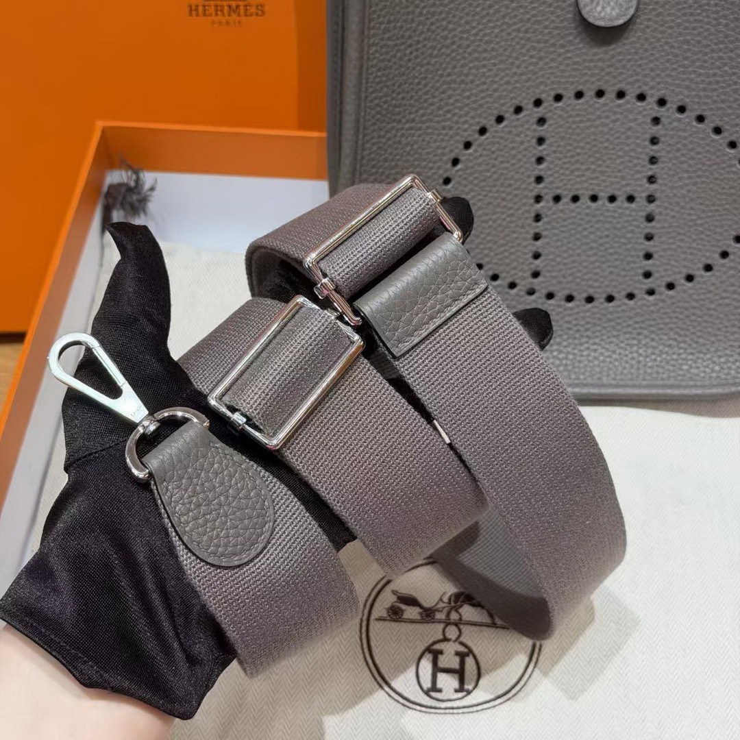 Hermes Evelyne 23 CM Bag Handmade In Taurillon Clemence Leather Silver Hardware 8F Etain - Image 6