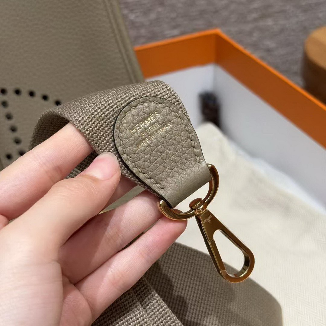 Hermes Evelyne 23 CM Bag Handmade In Taurillon Clemence Leather Gold Hardware 8Q Beige Marfa - Image 4