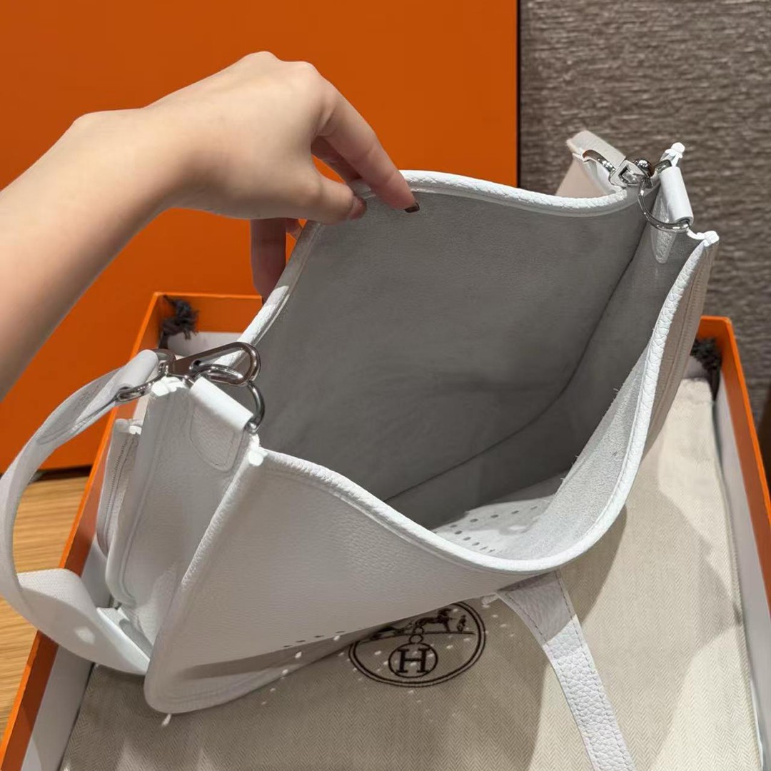Hermes Evelyne 29 CM Bag Handmade In Taurillon Clemence Leather Silver Hardware 01 Blanc - Image 12