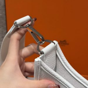 Hermes Evelyne 29 CM Bag Handmade In Taurillon Clemence Leather Silver Hardware 01 Blanc - Image 8